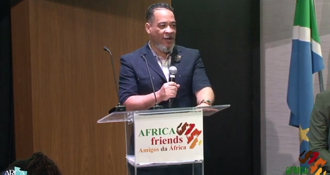Reverendo Sergio Mello, idealizador do “Africa Friends”. (Captura de tela/YouTube/Sergio Melo)