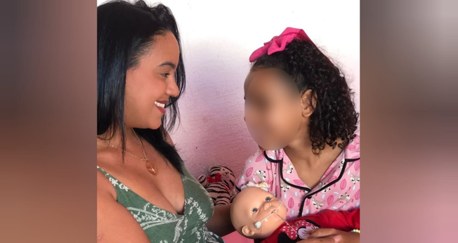 Hellen e a filha Lara. (Foto: Instagram/Hellen Souza).