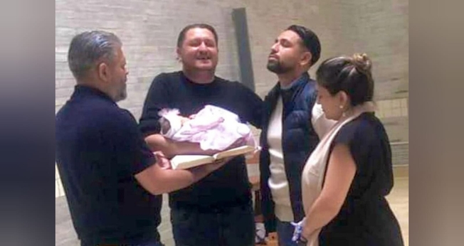 Diana consagrou a filha ao Senhor em cerimônia na igreja. (Foto: Revive). 