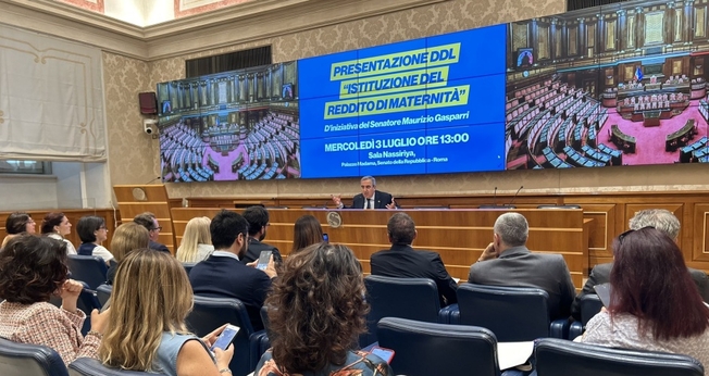 O senador Maurizio Gasparri apresenta seu projeto de lei de apoio à maternidade para a Itália, 3 de julho de 2024. (Foto: X/Maurizio Gasparri).