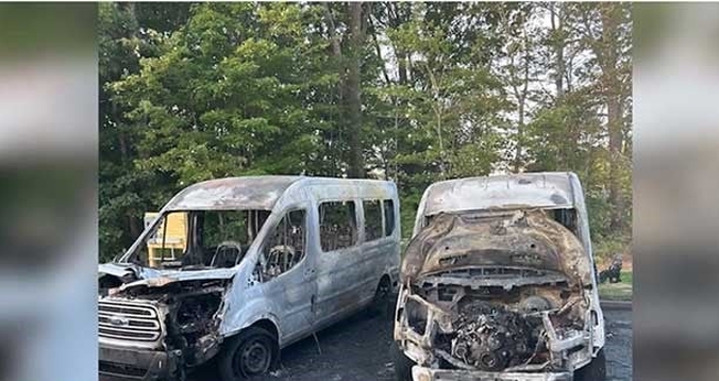 Vans da Igreja Batista da Filadélfia incendiadas. (Captura de tela/WYFF)