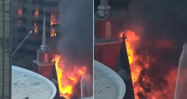 A igreja tomada pelas chamas. (Foto: Reprodução/X/Fox News)