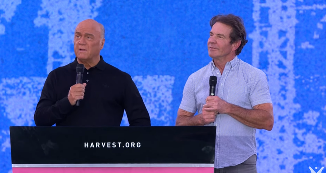 Greg Laurie e Dennis Quaid. (Foto: Reprodução/YouTube/Pastor Greg Laurie)
