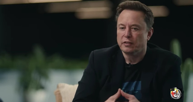 Elon Musk: “Há uma sabedoria tremenda em dar a outra face.” (Captura de tela/YouTube/Matt Pocius on Tesla Stock & Money)