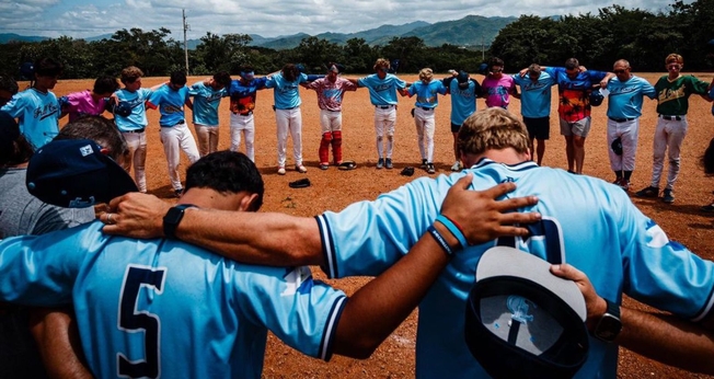 Atletas orando em campo. (Foto: Reprodução/Instagram/Full Count Ministries)