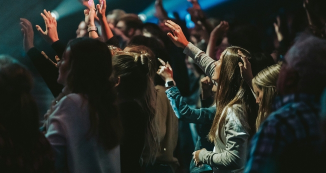 Além de espaço de fé, pesquisa mostra que a igreja é fonte de apoio social e psicológico. (Foto: Unsplash/Nathan Mullet)