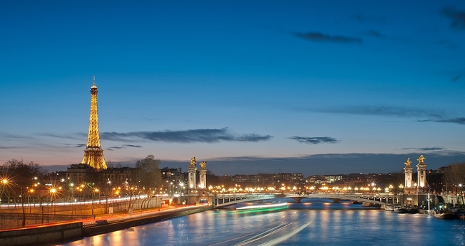 Ponte Alexandre III e ao fundo, a Torre Eiffel, local da maratona aquática e do triatlo. (Foto: Wikipedia)