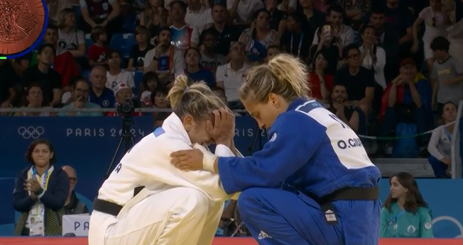 Larissa Pimenta recebe palavras de fé de sua oponente italiana Odette Giuffrida. (Captura de tela/GE)