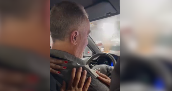 Motorista de aplicativo se entrega a Jesus durante oração de cristãos. (Captura de tela/Instagram/Ben Fitzgerald)