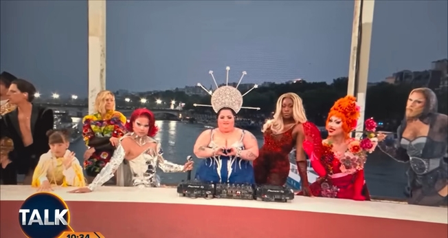 Drag Queens fazem paródia da Última Ceia na cerimônia de abertura das Olimpíadas. (Captura de tela/YouTube/TalkTV)