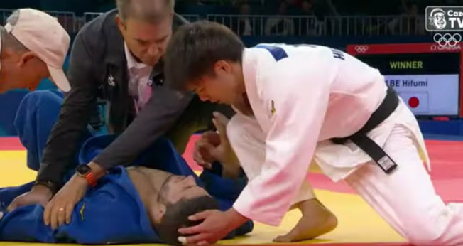 O judoca Nurali Emomali é socorrido após quebrar o braço em luta contra japonês Abe Hifumi. (Captura de tela/YouTube/CazeTV)