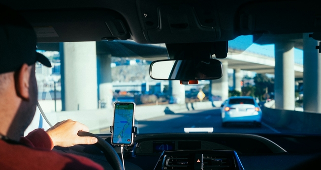 Ladrão anunciou assalto quando motorista parou no semáforo. (Foto ilustrativa: Unsplash/Paul Hanaoka)