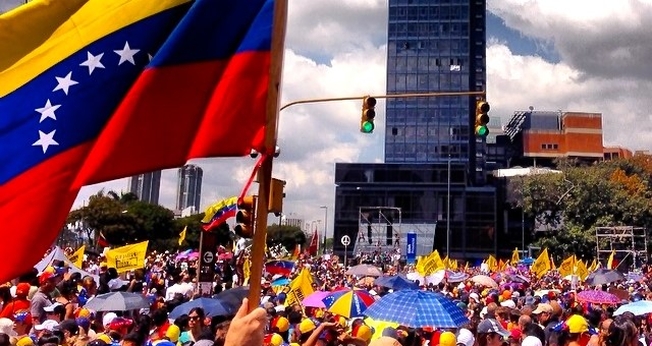 Manifestantes em Caracas, Venezuela, 2014. (Foto: Diego Urdaneta/Wikipedia)
