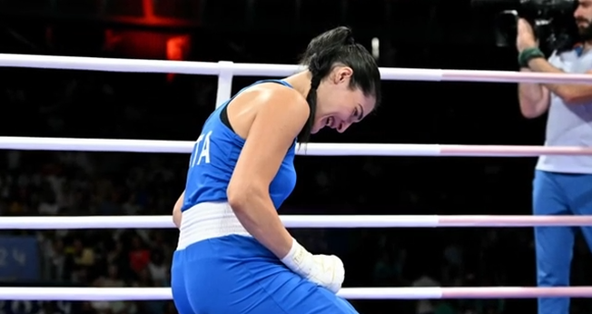 Boxeadora italiana Angela Carini chora ao desistir da luta com trans nas Olimpíadas. (Captura de tela/YouTube/Notícias da Luta)