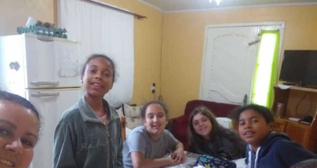 Cristhiny com as amigas. (Foto: Reprodução/Notícias Adventistas)
