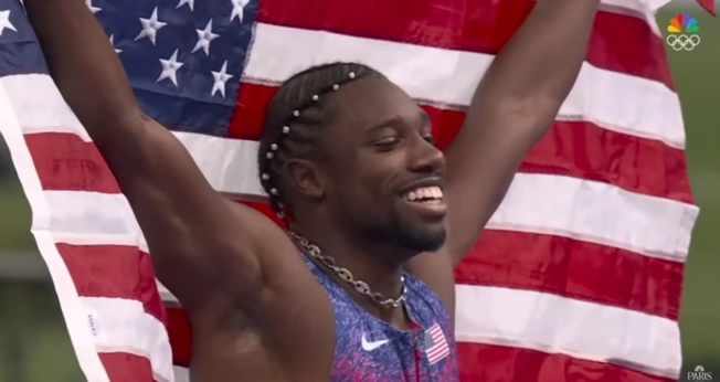 O americano Noah Lyles comemora final masculina dos 100 metros nas Olimpíadas. (Captura de tela/YouTube/NBC Sports)