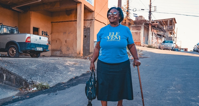Elba Souza evangeliza nas ruas há mais de 20 anos. (Foto: Thalles Paixão/Notícias Adventistas).