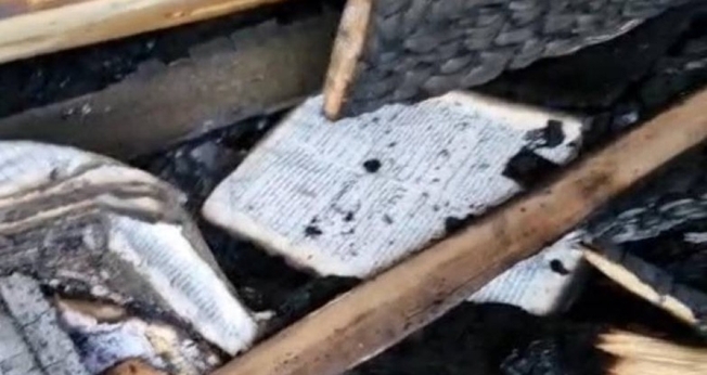 Bíblia estava com página aberta em Salmos. (Foto: Arquivo pessoal)