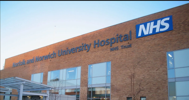 Hospital Universitário Norfolk e Norwich, um hospital do Serviço Nacional de Saúde na Inglaterra. (Foto: Britannica)