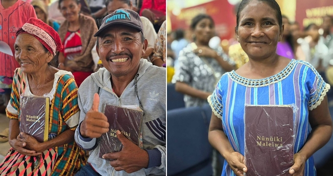 Indígenas com a Bíblia. (Foto: Reprodução/Instagram/Sociedad Bíblica Colombiana)