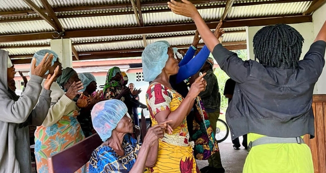 Pacientes louvando a Deus. (Foto: Reprodução/Samaritan's Purse)