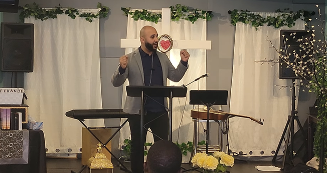 Hassan pregando na igreja. (Foto: Reprodução/YouTube/Christ is Enough Ministries)