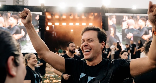 André Valadão em cerimônia de batismo na Lagoinha Alphaville. (Foto: Instagram/André Valadão)