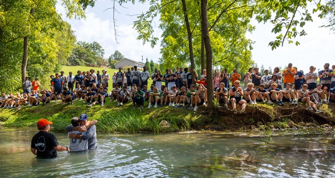 O batismo foi realizado em um riacho. (Foto: X/Carson-Newman University).