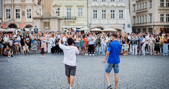 Os jovens pregando Jesus nas ruas. (Foto: Reprodução/Instagram/Jesus Revolution)