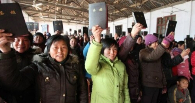 Chineses recebendo a Palavra de Deus. (Foto: Reprodução/Facebook/Bibles for China)