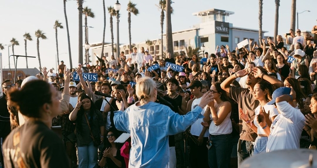 Dezenas de pessoas se renderam a Jesus no evento. (Foto: Instagram/California Will Be Save).
