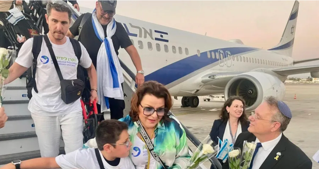 Yaakov Hagoel, presidente da Organização Sionista Mundial, cumprimenta novos imigrantes que chegam a Israel (Foto: WZO)