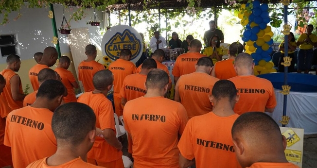 O batismo reuniu evangelistas e familiares dos presos batizados. (Foto: NUCOM - ASuMa).