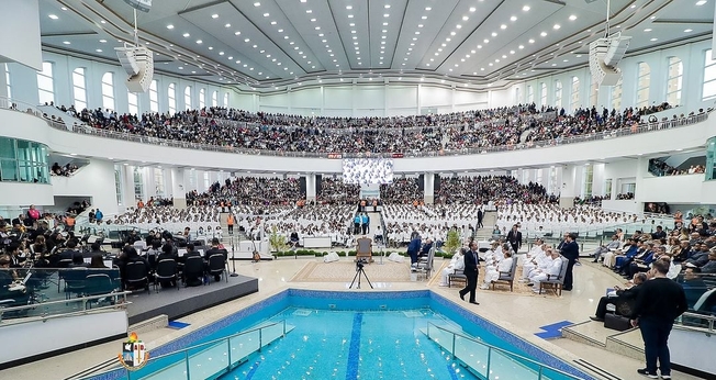 A Assembleia de Deus recebeu os novos cristãos em um culto especial de batismo. (Foto: Instagram/AD Sede Ministério do Belém).