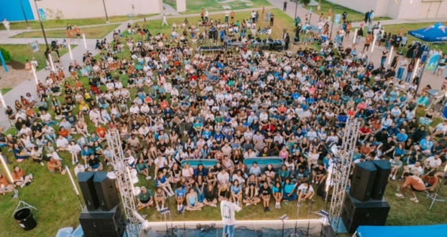 Reavivamento no campus da Universidade Corpus Christi. (Foto: New Life Church)