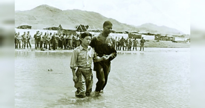 O soldado coreano Lee Hyeong-hwan é batizado pelo capelão Hubert Engram, perto de Seul, em 1952. (Foto: Instituto de História Militar).