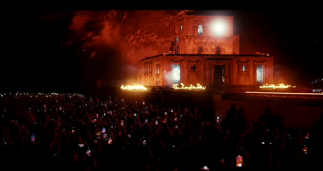 The Weeknd faz performance com cenário do Templo de Jerusalém em chamas. (Captura de tela/YouTube/The Weeknd)