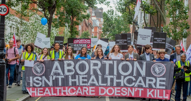 Manifestantes marcham pela vida em Londres. (Foto: Facebook/ March For Life UK)