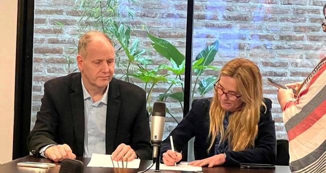 Christian Hooft, presidente da ACIERA, e Felicitas Beccar, subsecretaria de Assuntos Penitenciários, durante assinatura do acordo. (Foto: ACIERA)