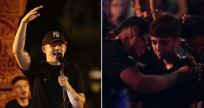 Muitos estudantes se renderam a Cristo no culto na praça. (Foto: Instagram/Aviva Universitário).