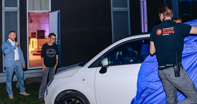 O ministério Frontrunners deu um carro novo para Mary. (Foto: Facebook/Frontrunners Ministries).