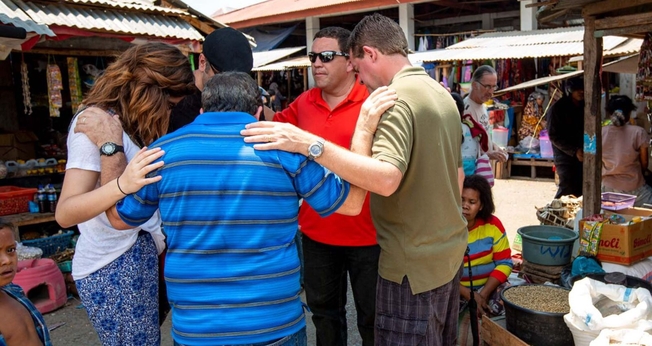 Cristão orando nas ruas. (Foto: Reprodução/IMB)