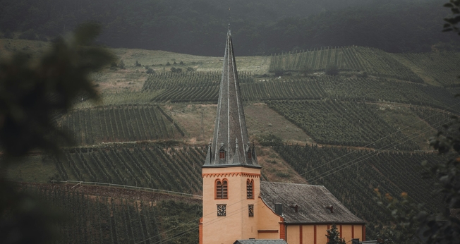 Igreja em uma região rural da Alemanha. (Foto ilustrativa: Unsplash/Dylan Leagh)
