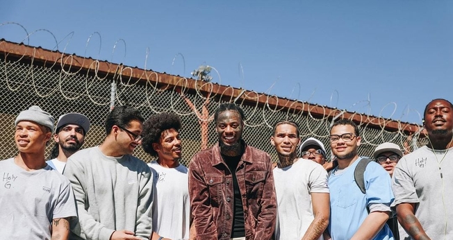 O rapper cristão Holy Gabbana junto com os presos da San Quentin State Prison. (Foto: Instagram/godbehindbars)