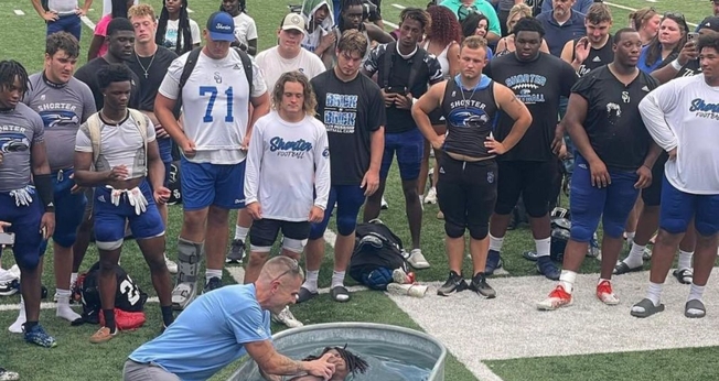 Atletas sendo batizados. (Foto: Reprodução/Facebook/LIFE Church of Rome)