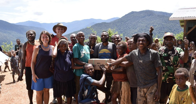 A tribo Moi celebrou com alegria a chegada dos Novos Testamentos. (Foto: Open Doors).