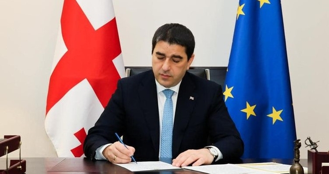 Shalva Papuashvili, presidente do Parlamento da Geórgia, assina projeto anti-LGBT. (Foto: Facebook/Shalva Papuashvili)