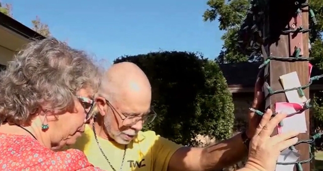 Dee Ann e Bernie Tackitt orando pelos pedidos na cruz. (Foto: Reprodução/KCBD-TV)