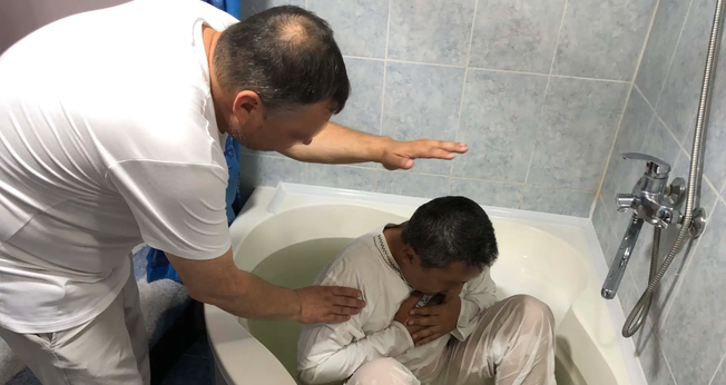 Imagem ilustrativa de batismo em culto doméstico. (Foto: Ilustração/Portas Abertas)