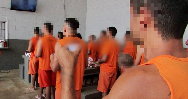 Culto com detentos do Presídio de Segurança Máxima de Maceió. (Foto: Reprodução/Universal)